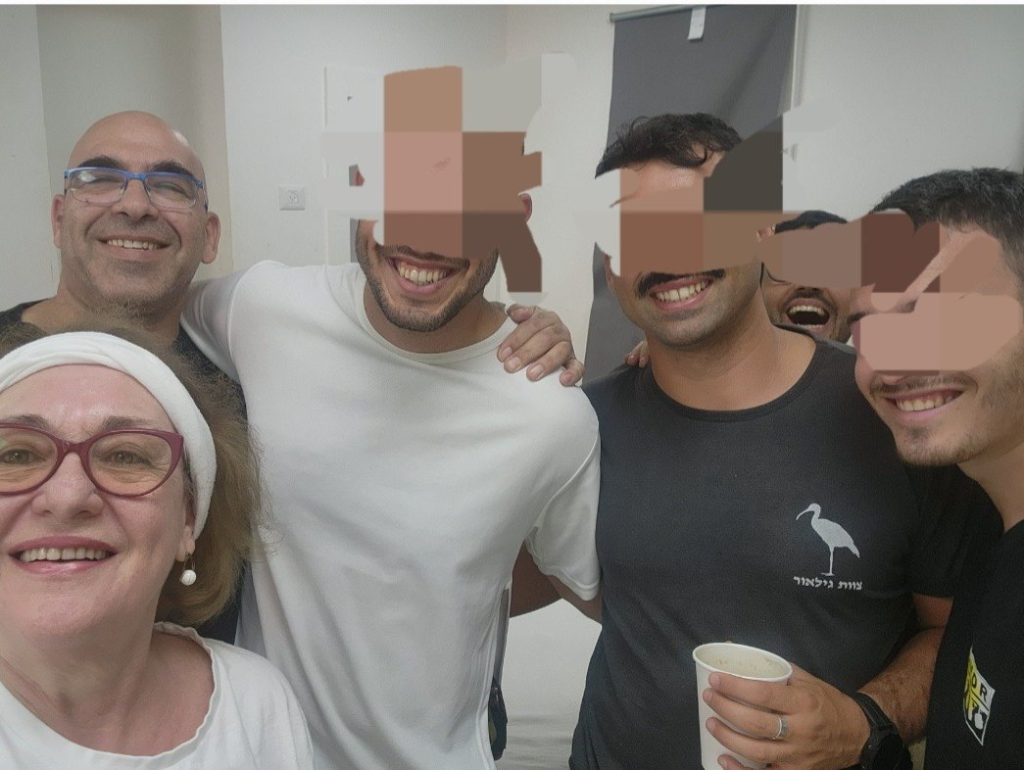 עם החיילים במוצב