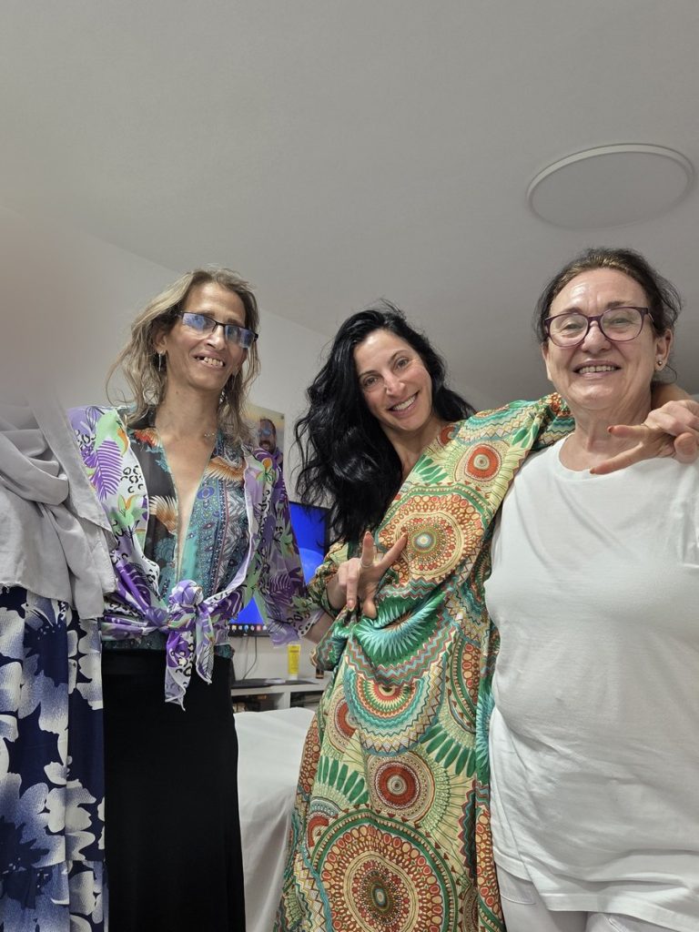 מסירת תעודת סיום לבוגרת