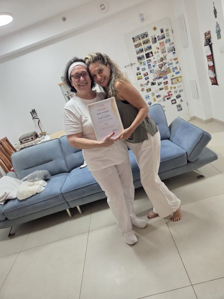 רגע של חיבוק בסיום מחזור